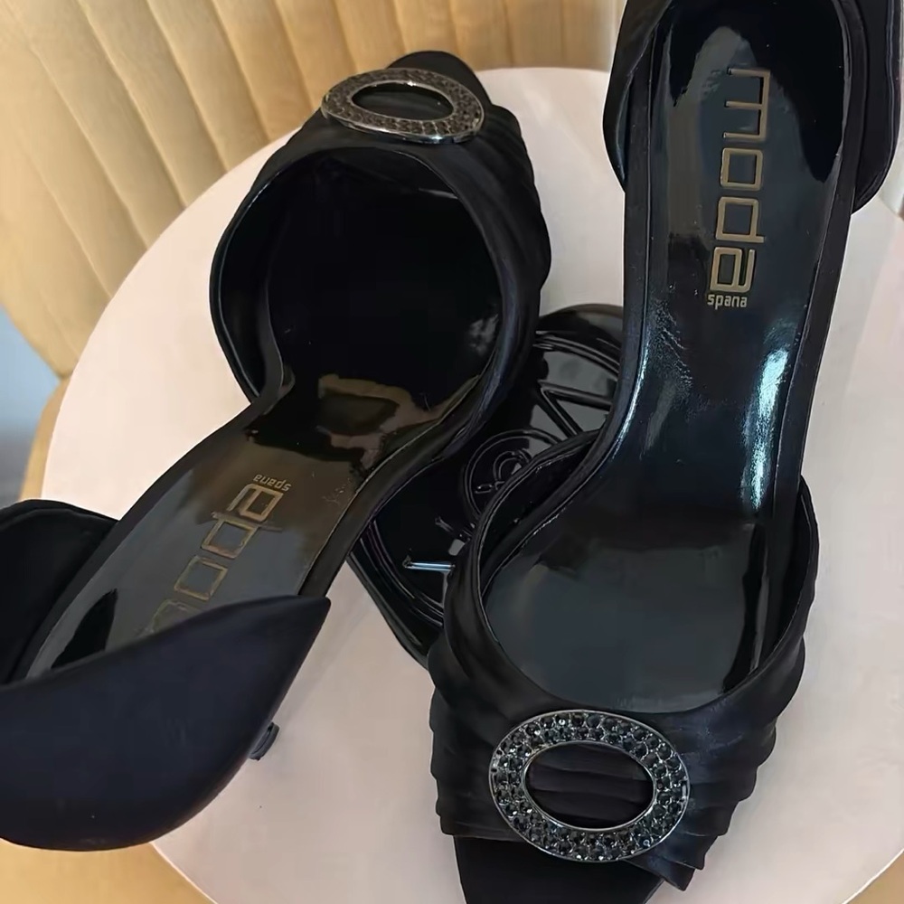 Moda Spana Elegant Black Heels with Circular Embellishment